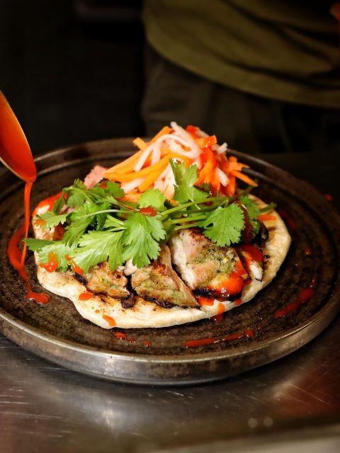 Lots of words incoming:
Banh mi flatbread, lemongrass chicken, pickled mooli, carrot, pork and chicken liver pâté, chilli sauce and herbs.
Lots of flavour!
#Norwich
#NorwichFood
#NorwichRestaurants