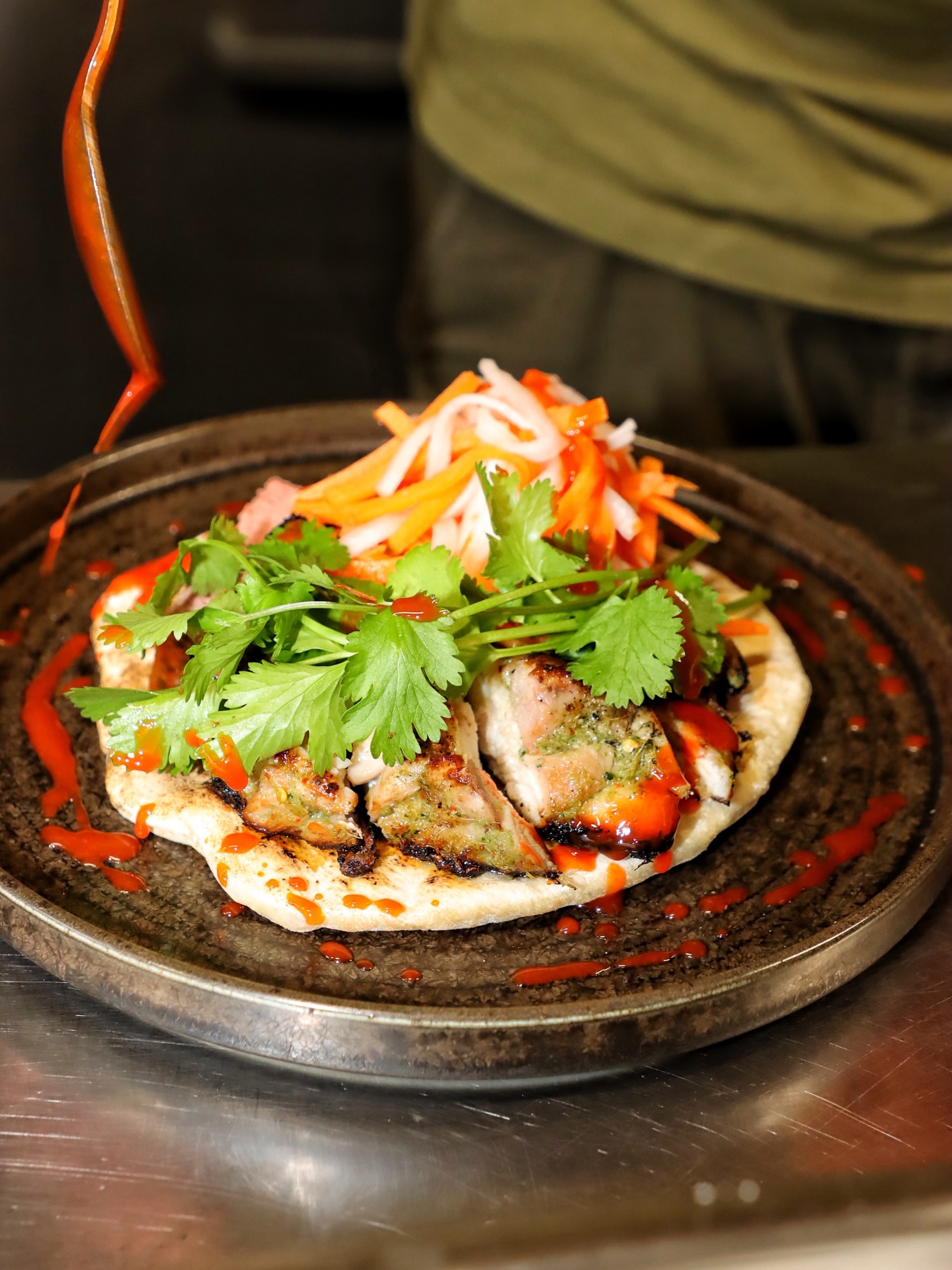 Banh mi flatbread loaded up — lemongrass chicken, pickled mooli, carrot, pork & chicken liver pâté, chilli sauce, herbs.
Yeah… it’s doing a lot.
#Norwich
#NorwichFood
#NorwichRestaurants