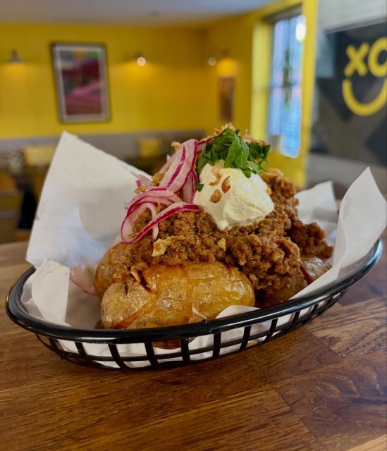Beef mince massaman fried new potatoes. Creme fraiche and beer pickled onions..
Another new one to hit the specials boards this week✌🏻
Booking link in our bio to book a table..
#xokitchen #specials #norwichrestaurants #allkindsoffoodforallkindsofpeople
